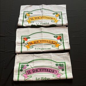 NWOT IL Ricettario Kitchen Towels Set